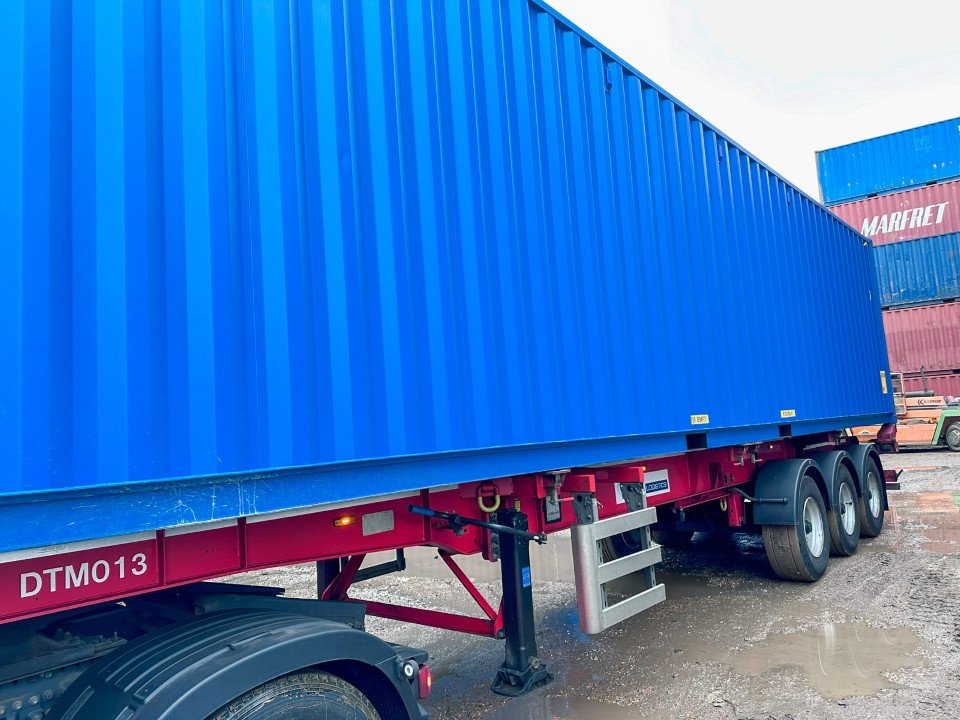 40ft shipping container on truck
